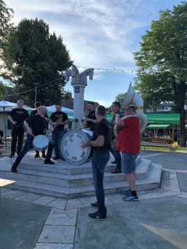 Trubaška zasedba Dej še'n litro je popestrila dogodke z živahnimi plesnimi ritmi.